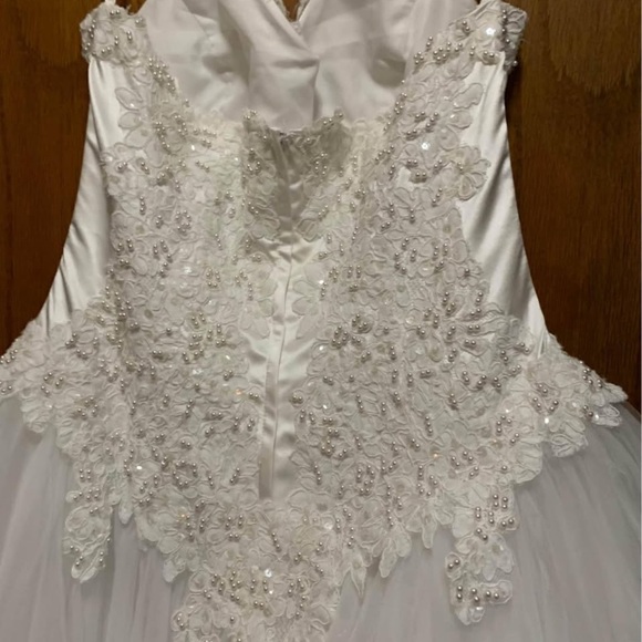 David's Bridal White Halter Sleeveless Wedding Gown - Picture 5 of 6